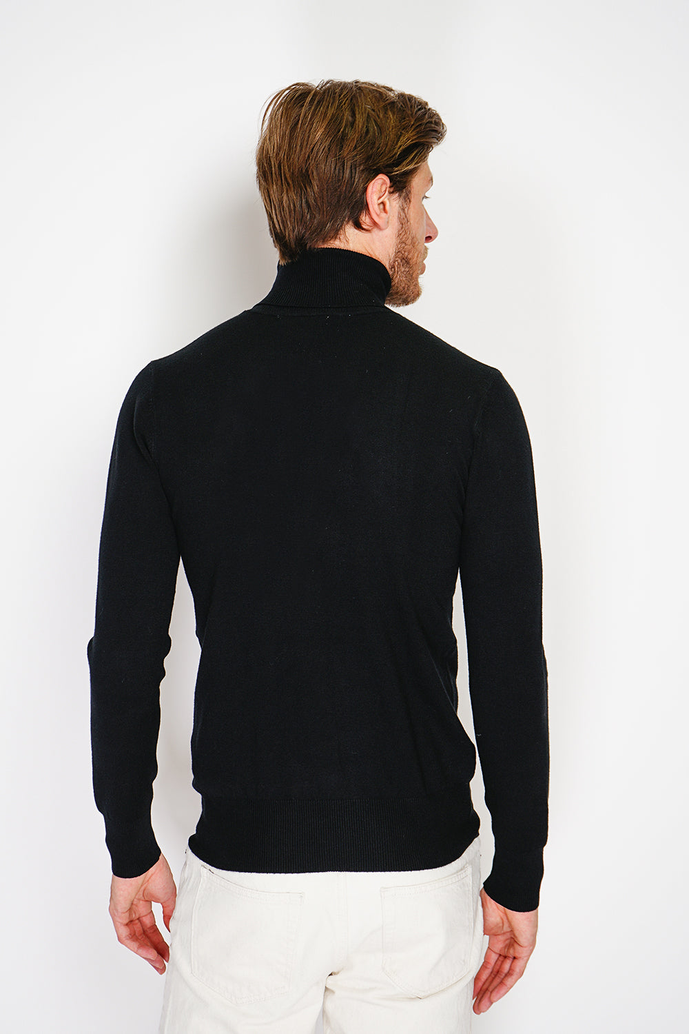 Classic turtleneck sweater with long sleeves knit in 3 threads