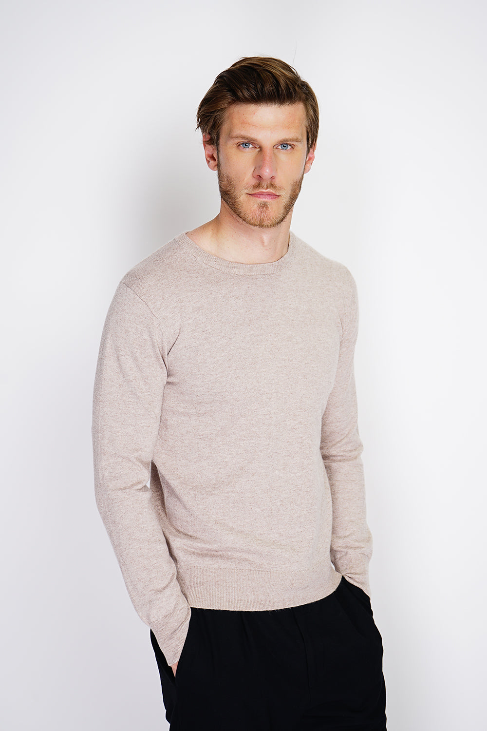 Classic crewneck sweater with long sleeves 2-ply knit