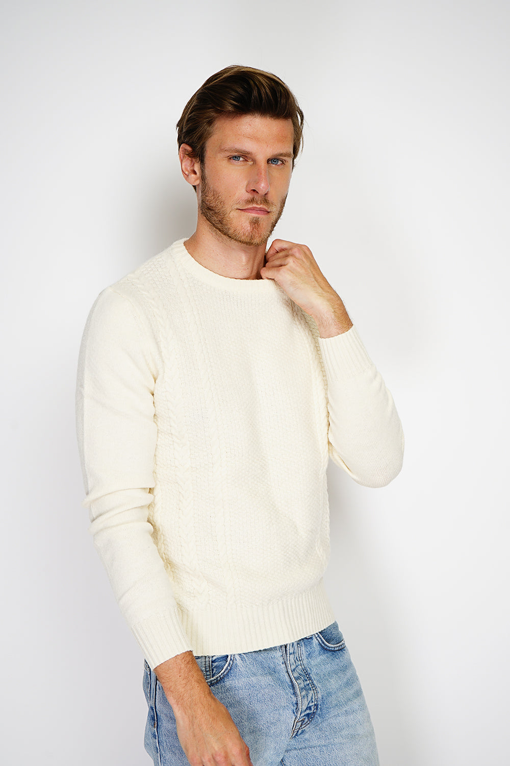 Fancy knitted crew neck sweater with long sleeves in 4 threads