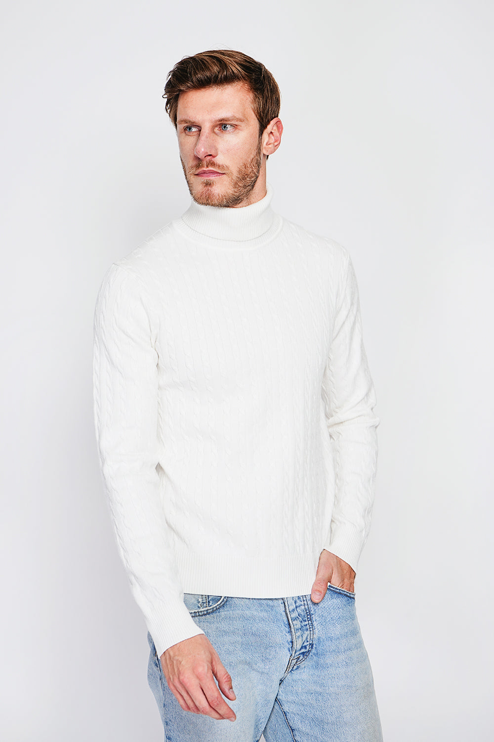 Pull col roulé torsadé – Blanc cassé – William de Faye