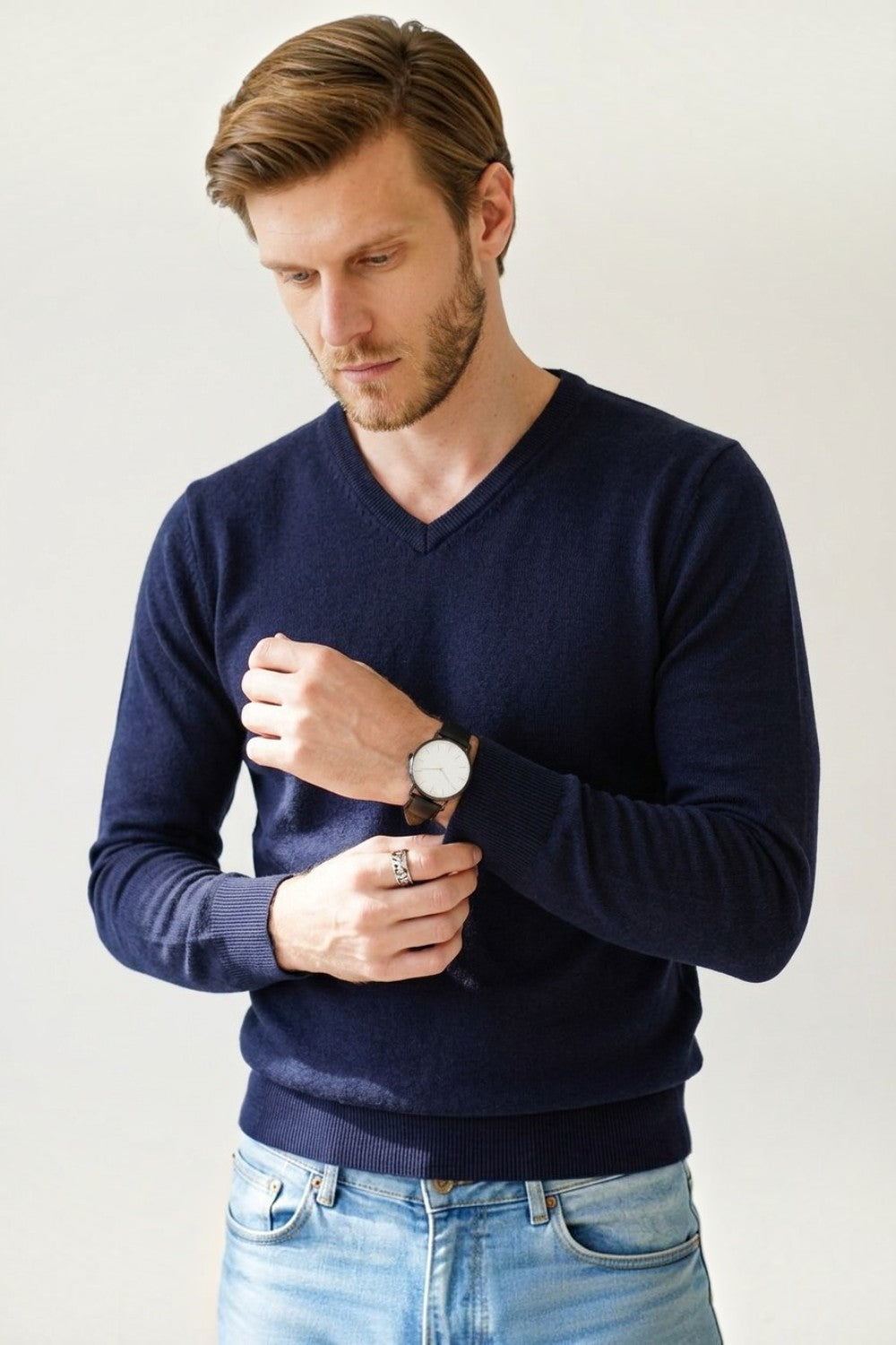 Pull homme col V classique – Bleu nuit – William de Faye