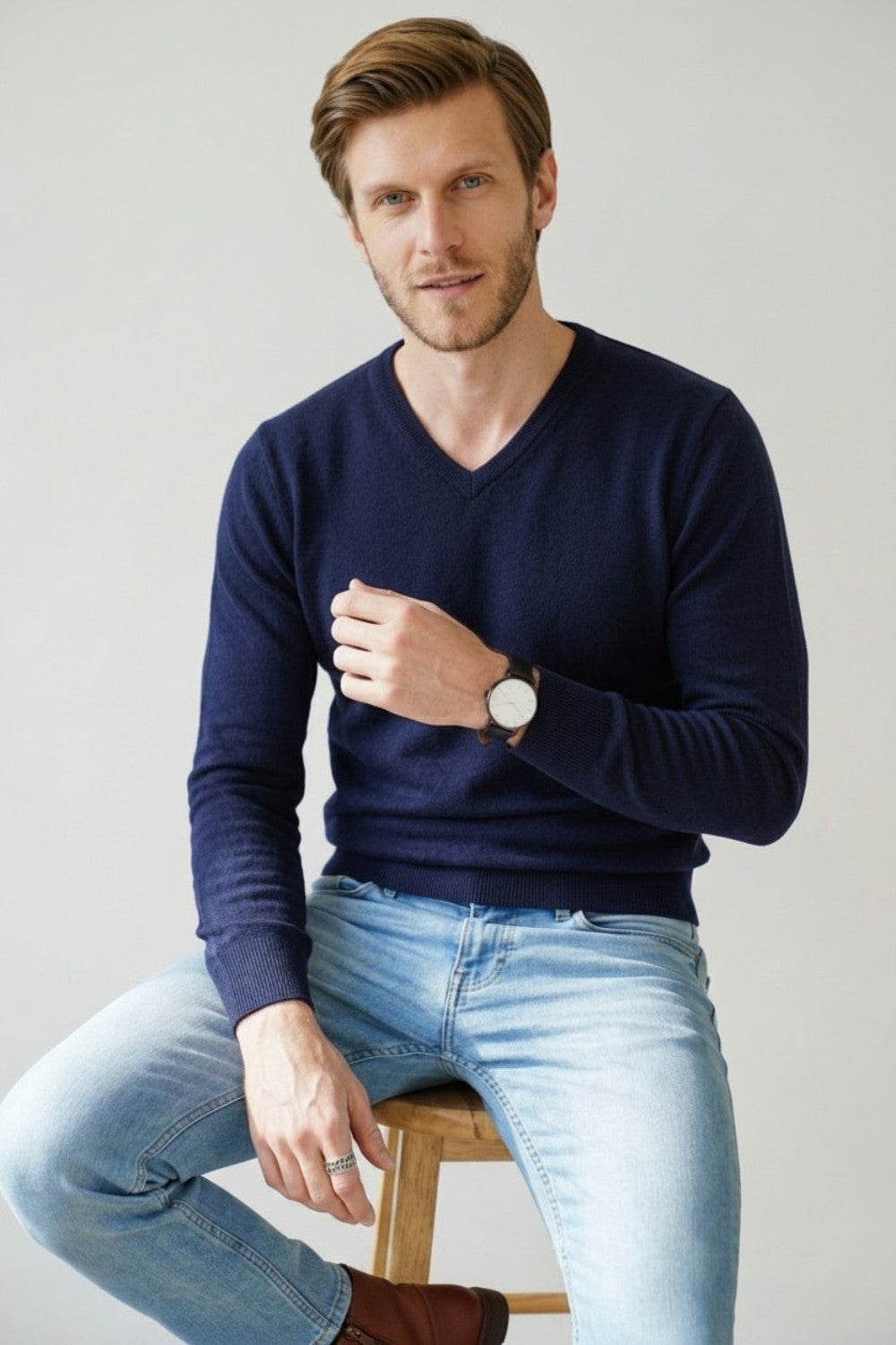 Pull homme col V classique – Bleu nuit – William de Faye