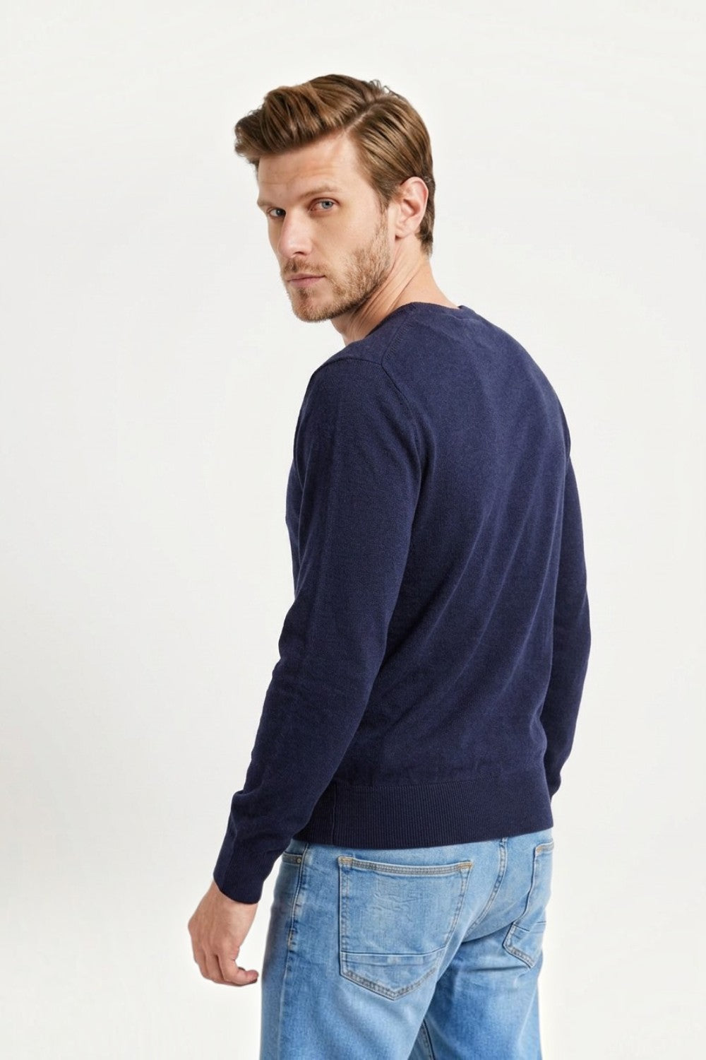 Pull homme col V classique – Bleu nuit – William de Faye