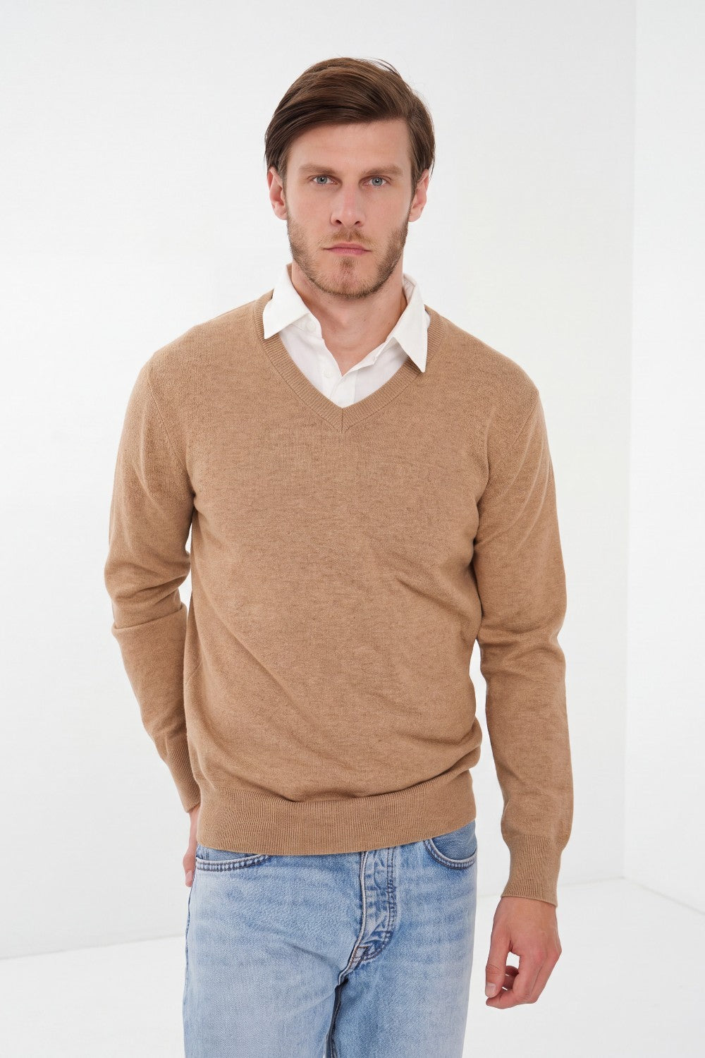 Pull homme col V classique – Camel – William de Faye