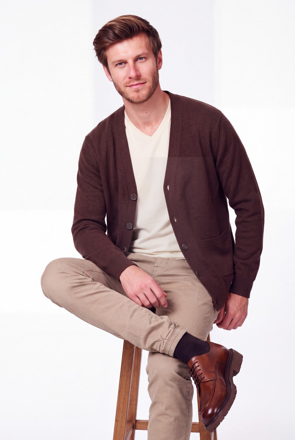 Gilet homme col V boutonné – Café – William de Faye