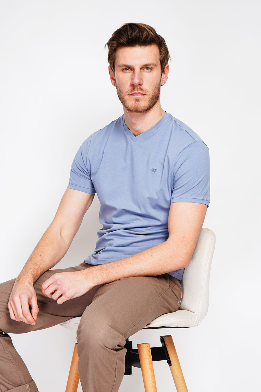 Short sleeve v-neck t-shirt with chest logo