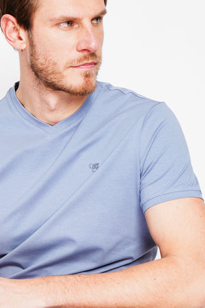 Short sleeve v-neck t-shirt with chest logo