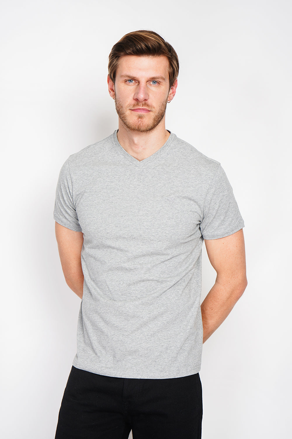 Short sleeve v-neck t-shirt with chest logo