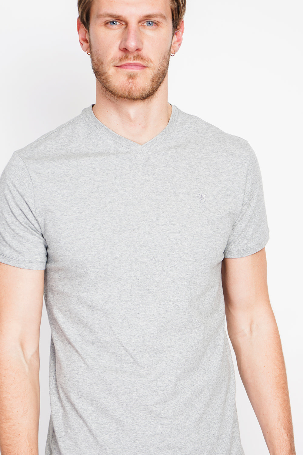 T-shirt col V manches courtes logo poitrine – Gris perle – William de Faye
