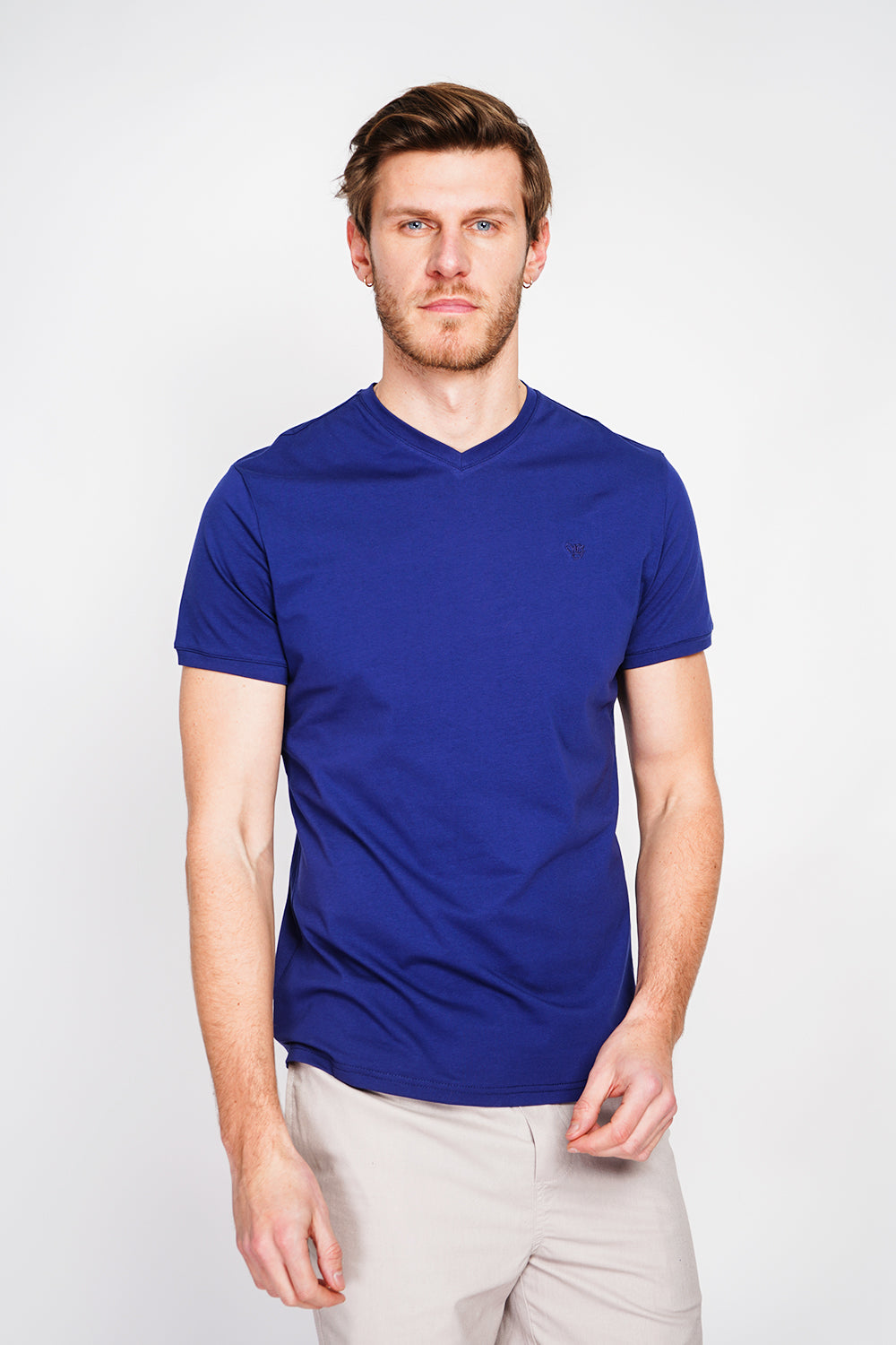 Short sleeve v-neck t-shirt with chest logo