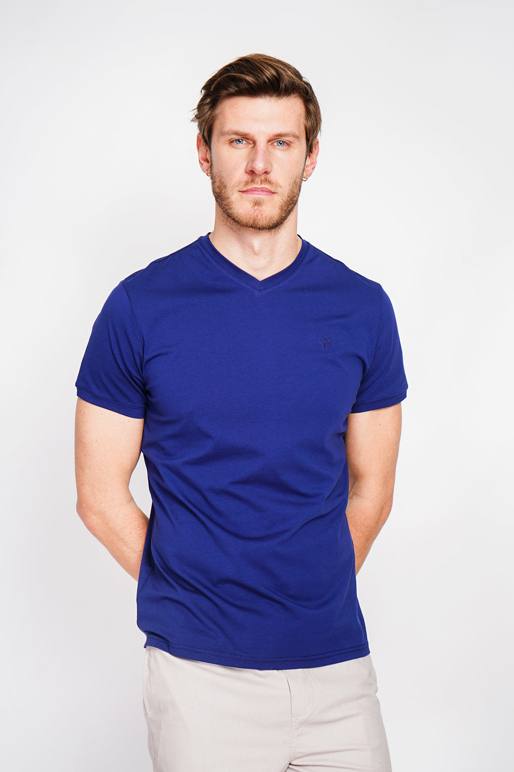 Short sleeve v-neck t-shirt with chest logo