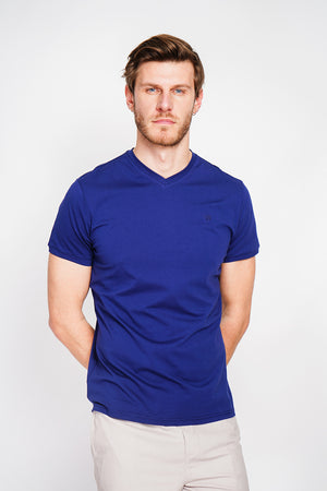 Short sleeve v-neck t-shirt with chest logo