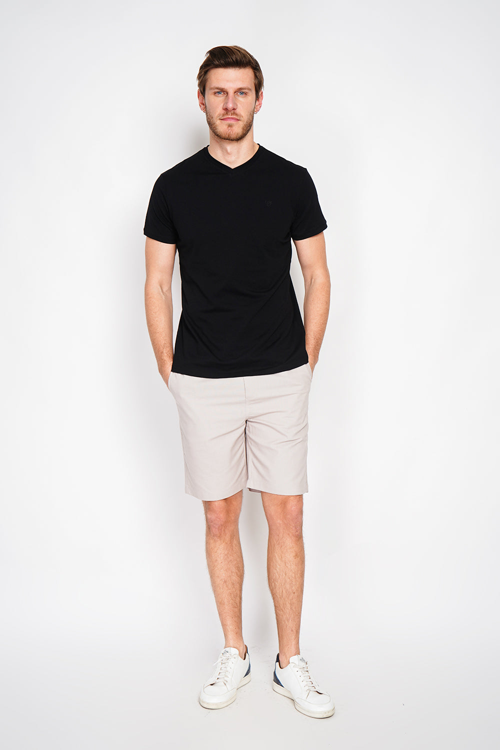 T-shirt col V manches courtes logo poitrine – Noir – William de Faye