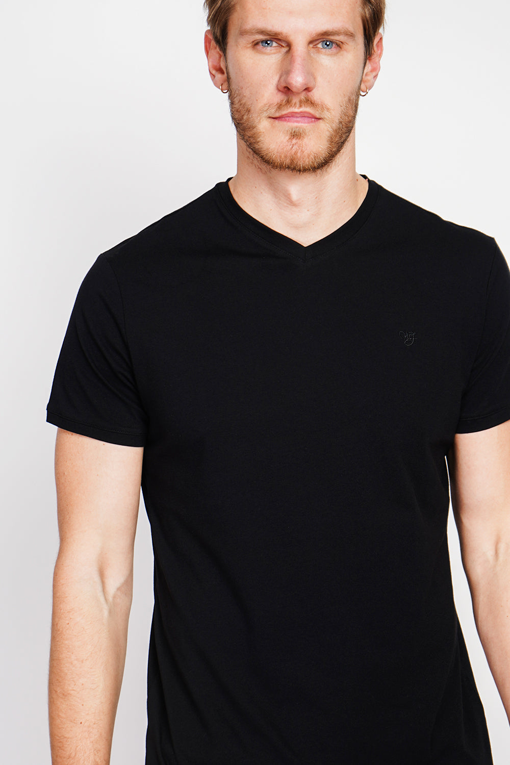 Short sleeve v-neck t-shirt with chest logo