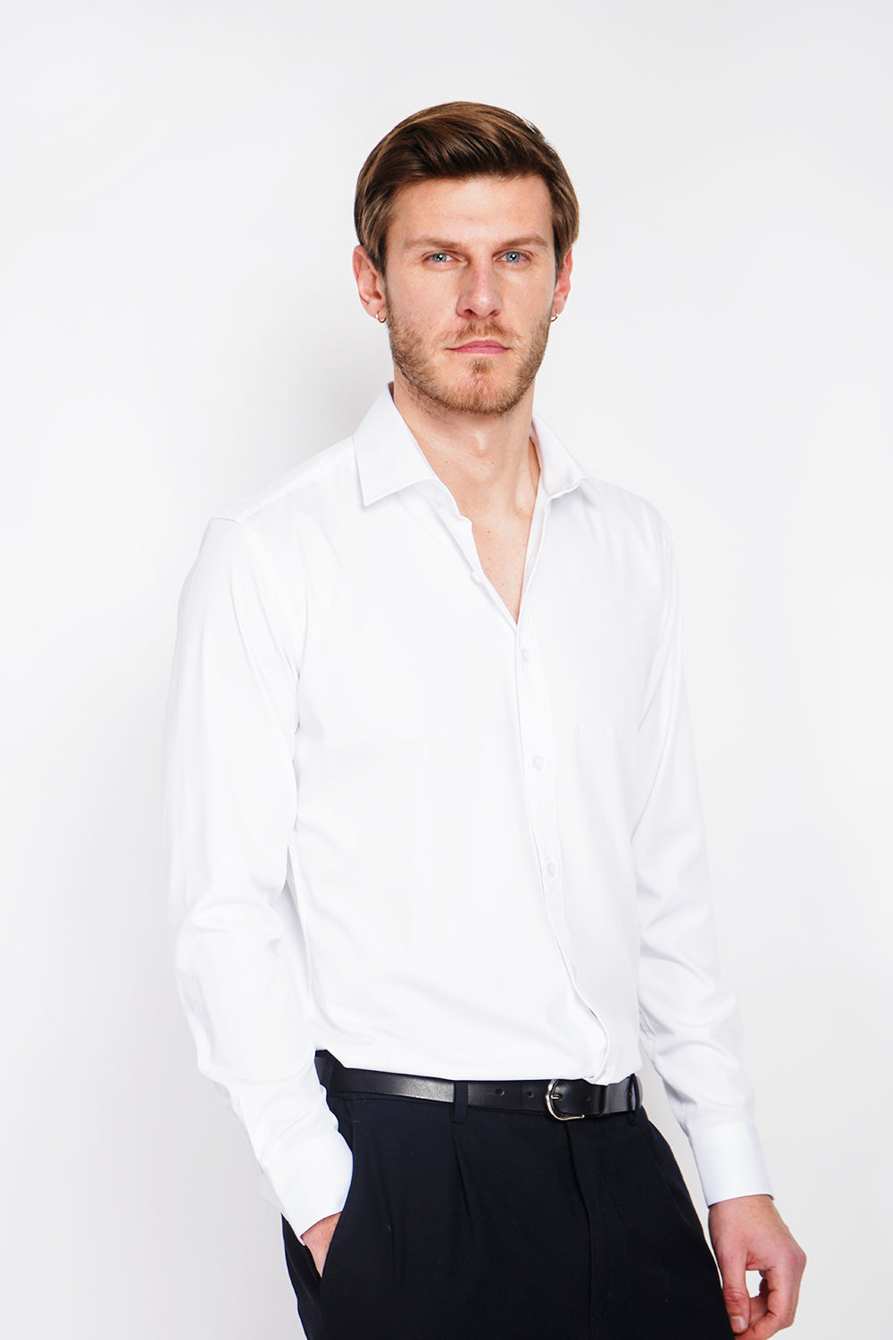 Straight cut shirt with classic collar, two-button broken cuff, technical material