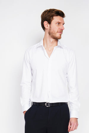 Straight cut shirt with classic collar, two-button broken cuff, technical material