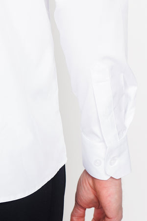 Straight cut shirt with classic collar, two-button broken cuff, technical material