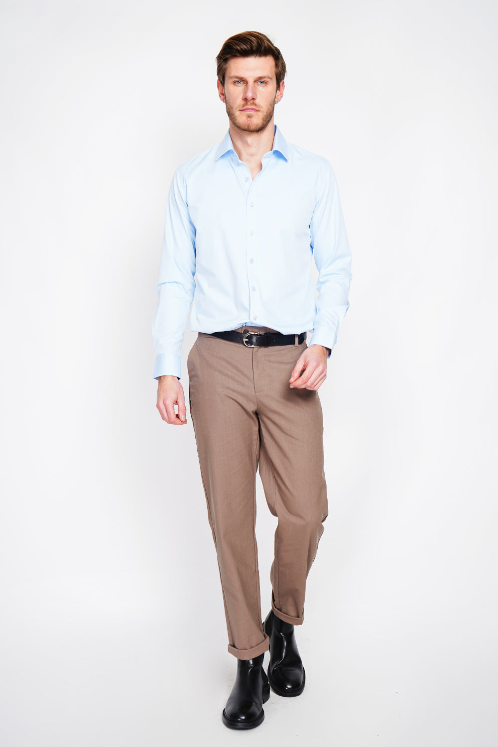 Straight cut shirt with classic collar, two-button broken cuff, technical material