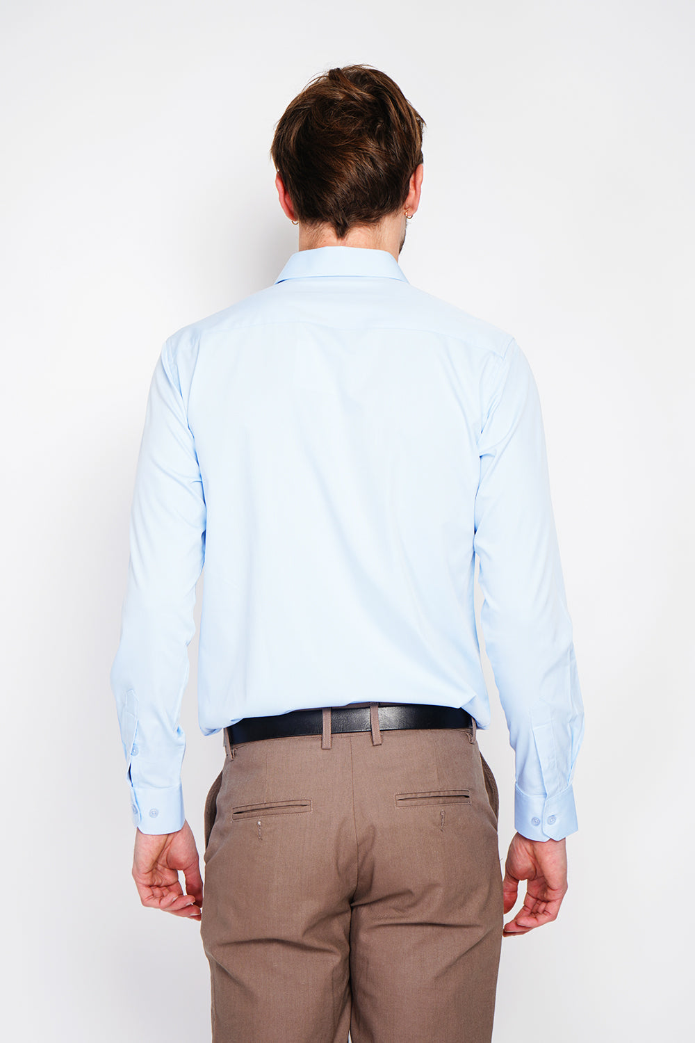 Straight cut shirt with classic collar, two-button broken cuff, technical material