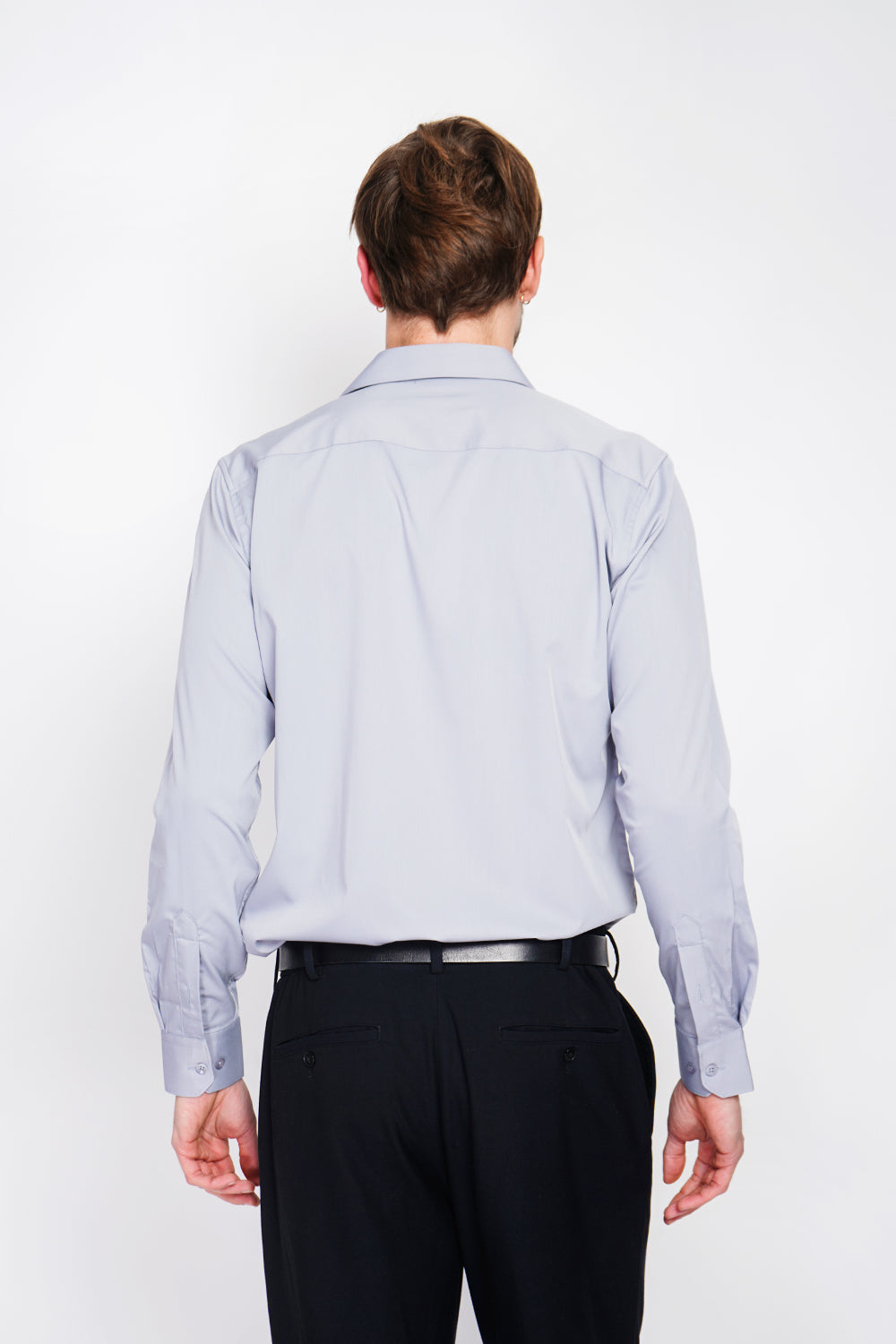 Straight cut shirt with classic collar, two-button broken cuff, technical material