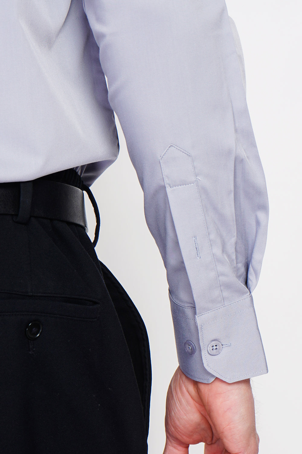 Straight cut shirt with classic collar, two-button broken cuff, technical material