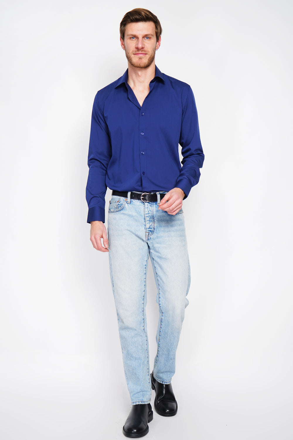 Straight cut shirt with classic collar, two-button broken cuff, technical material