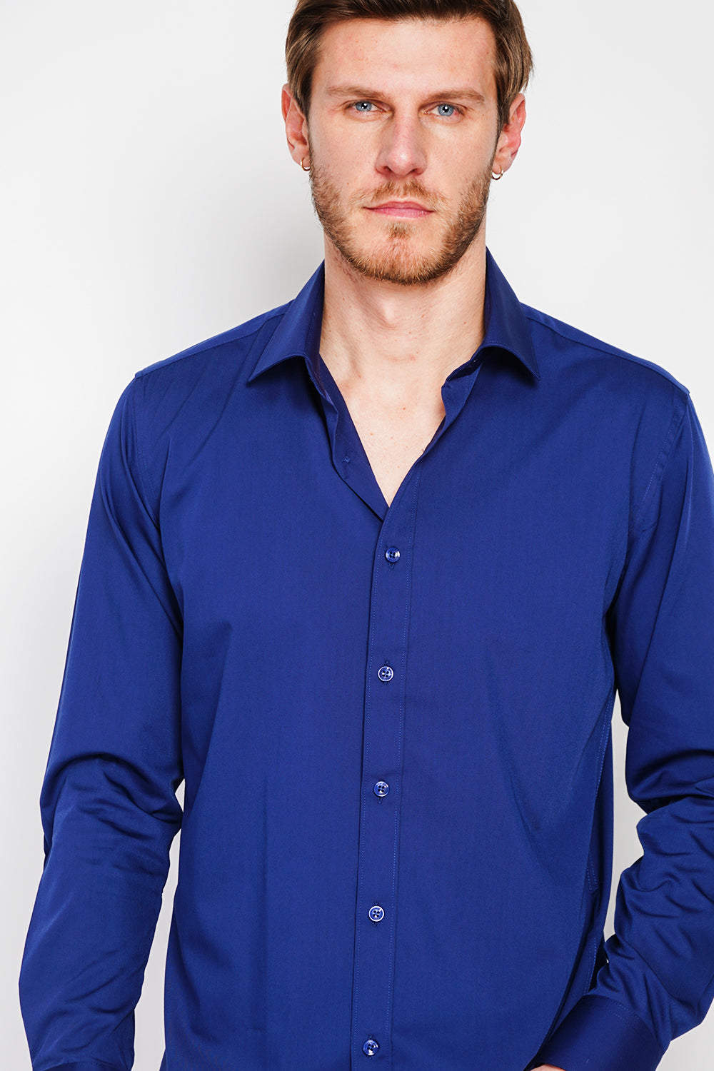 Straight cut shirt with classic collar, two-button broken cuff, technical material