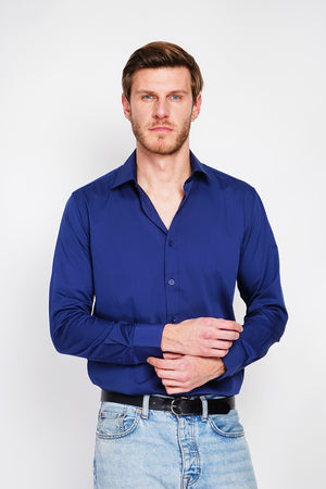 Straight cut shirt with classic collar, two-button broken cuff, technical material