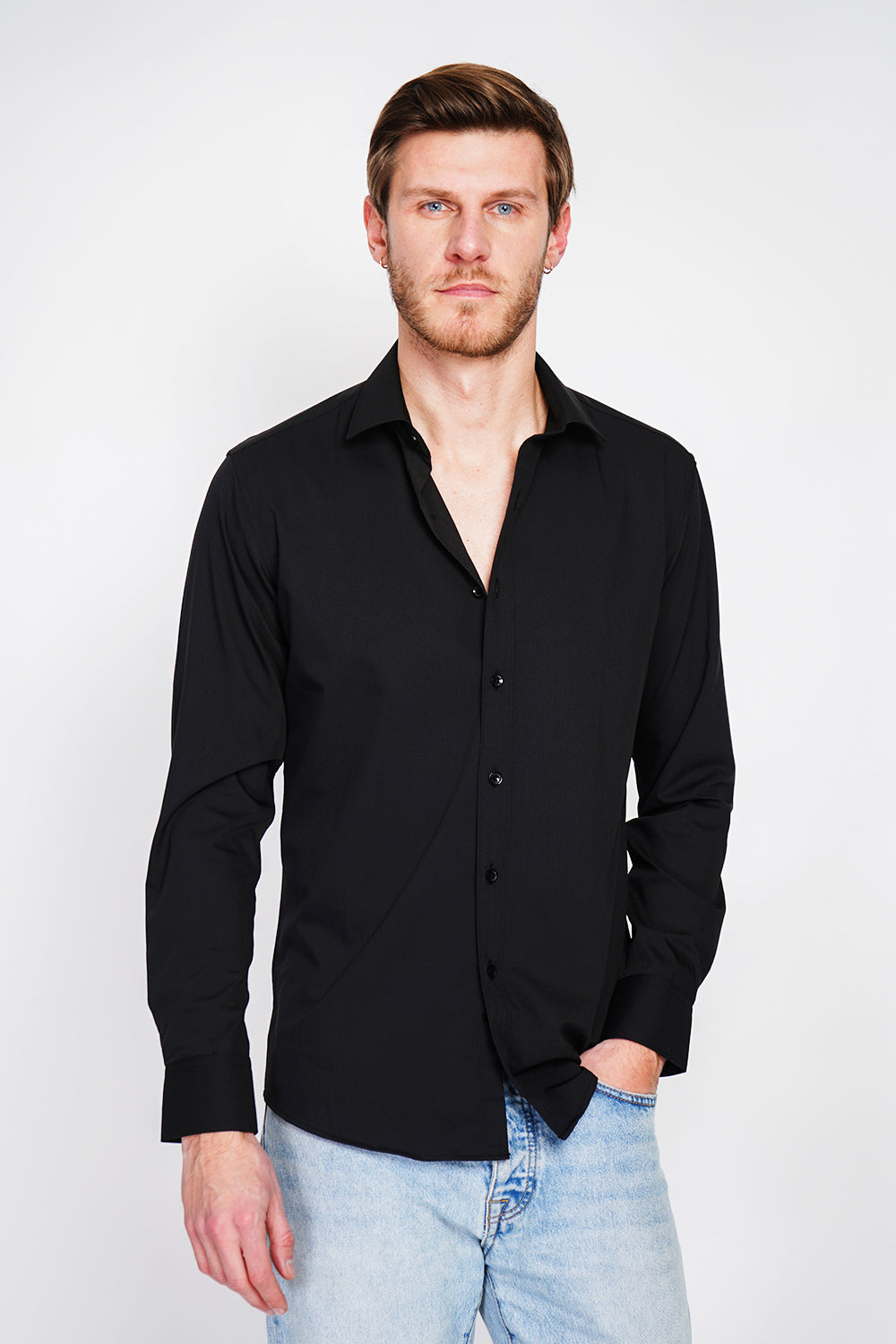 Straight cut shirt with classic collar, two-button broken cuff, technical material