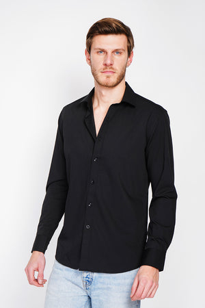 Straight cut shirt with classic collar, two-button broken cuff, technical material