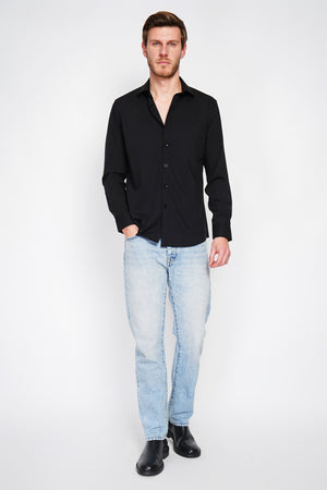 Straight cut shirt with classic collar, two-button broken cuff, technical material