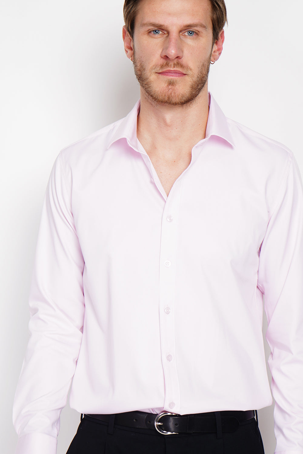 Straight cut shirt with classic collar, two-button broken cuff, technical material