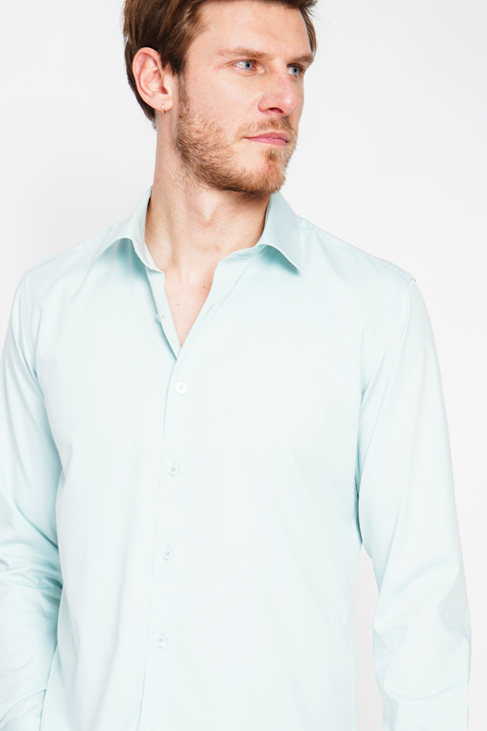 Straight cut shirt with classic collar, two-button broken cuff, technical material