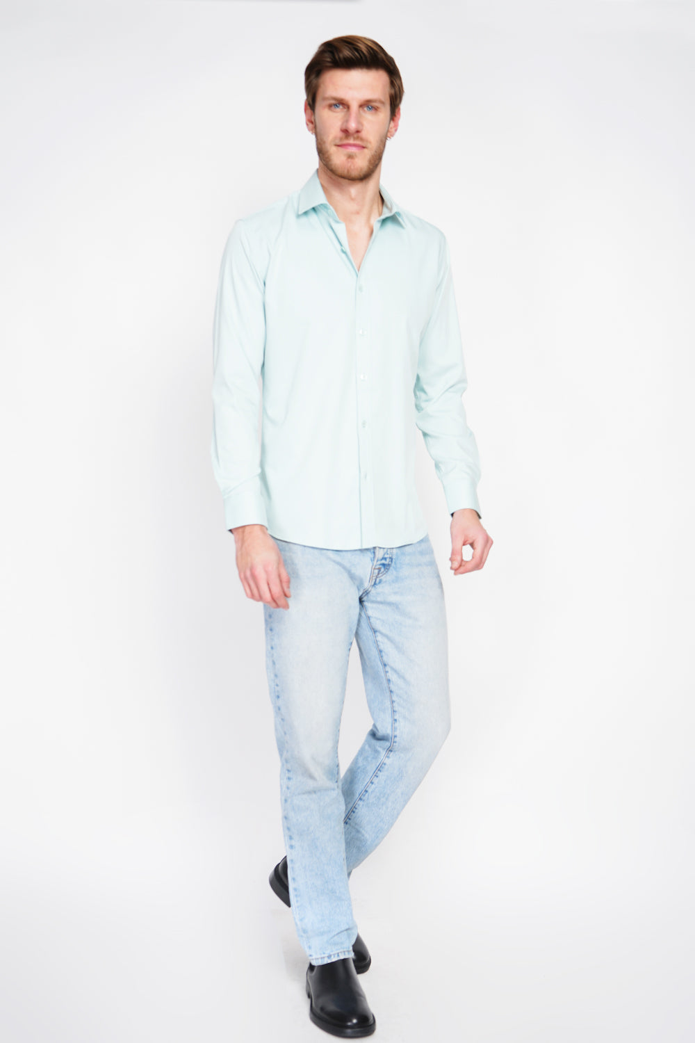 Straight cut shirt with classic collar, two-button broken cuff, technical material