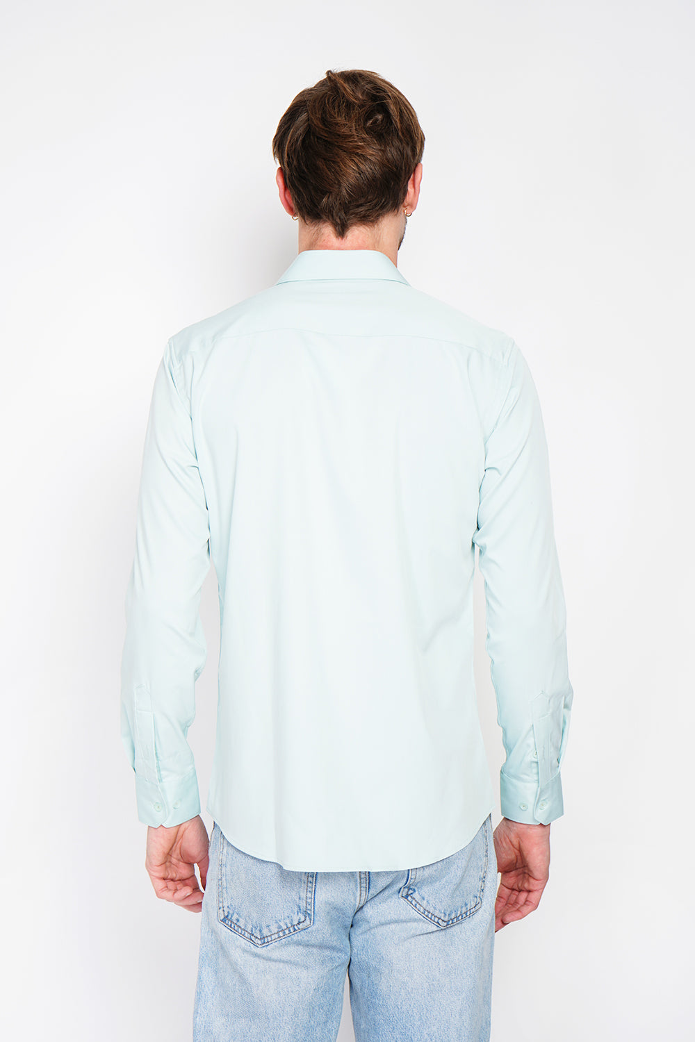 Straight cut shirt with classic collar, two-button broken cuff, technical material