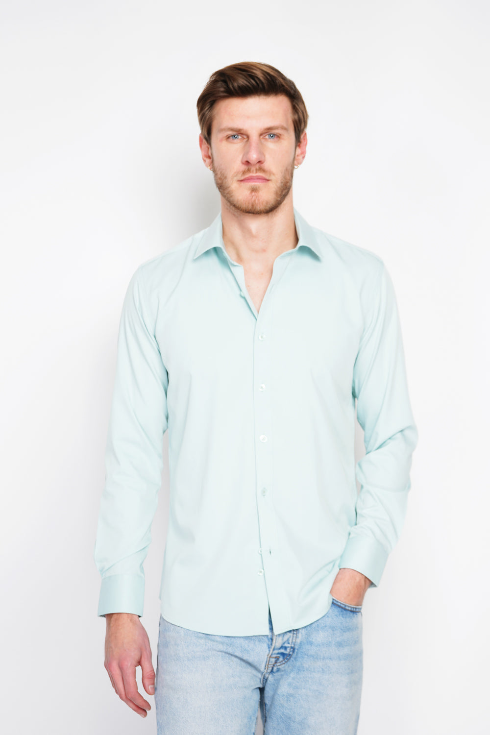 Straight cut shirt with classic collar, two-button broken cuff, technical material