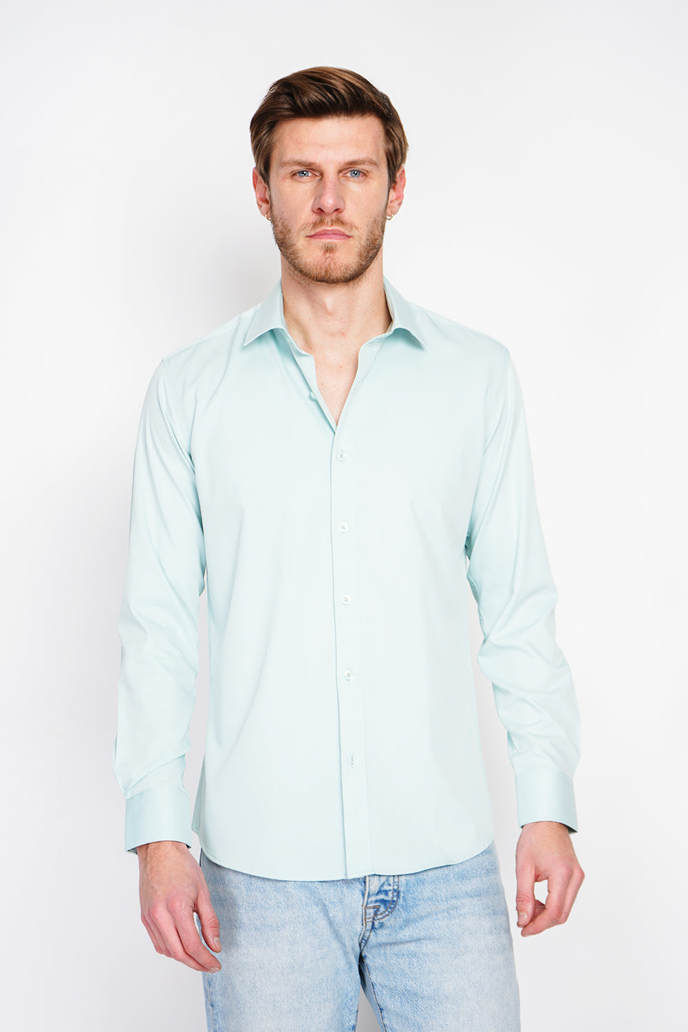 Straight cut shirt with classic collar, two-button broken cuff, technical material