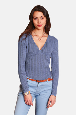Pullover mit V-Ausschnitt, langen, ausgefallenen Strickärmeln und gewellten Abschlüssen