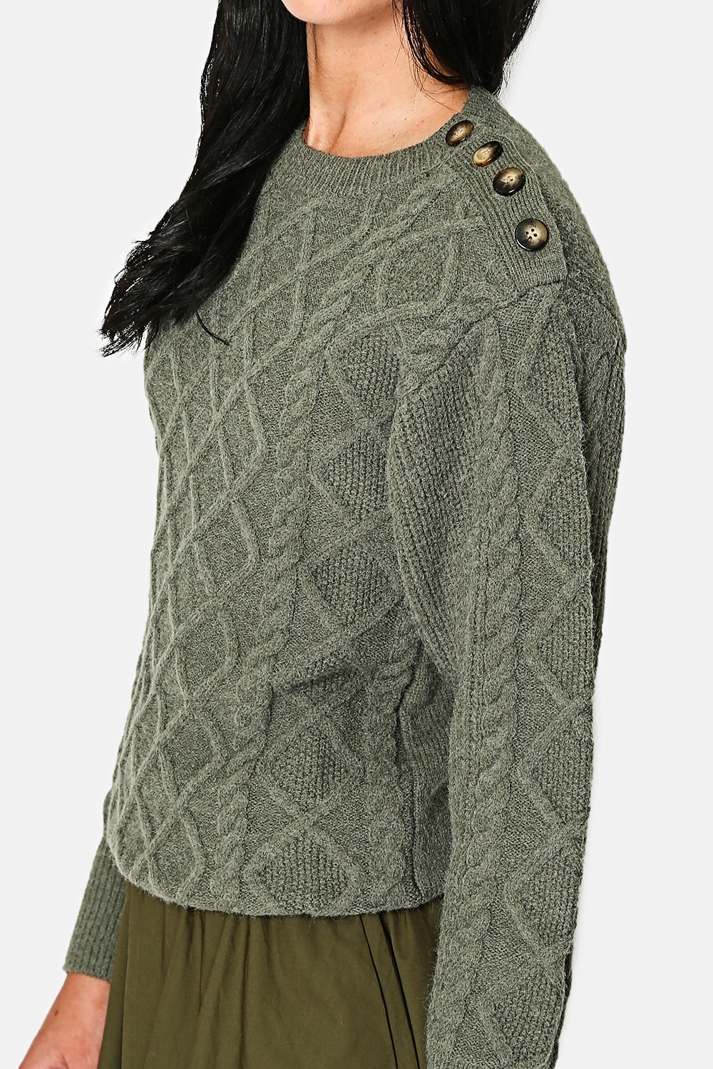 Leicht hochgeschlossener Pullover mit ausgefallenen Knöpfen an der Schulter