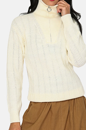 High neck jumper closed with a zip, fancy knit