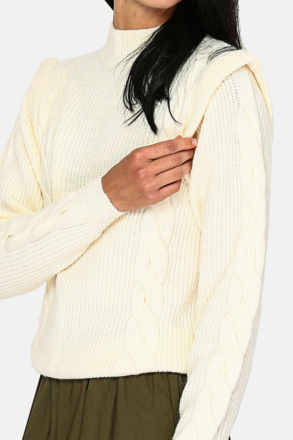 Pullover mit hohem Halsausschnitt, englischem Rippenmuster und Twist an der Vorderseite und an den Ärmeln