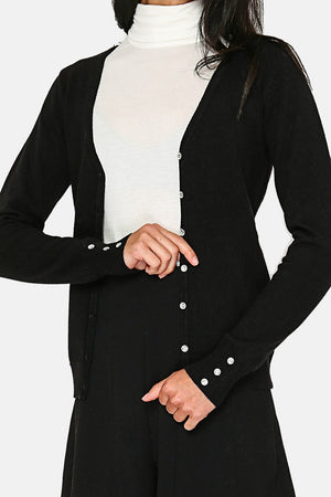 V-neck cardigan with diamond buttoning and buttons on 2-ply sleeves