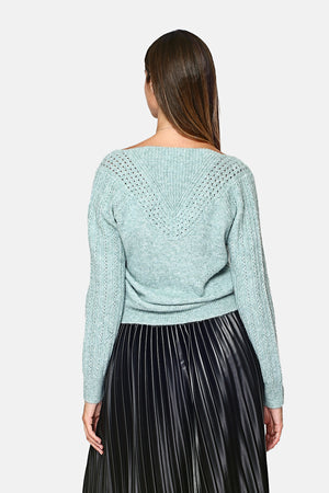 Sweater to wear with a V neckline in the front or back, long slightly puff sleeves in a fancy knit