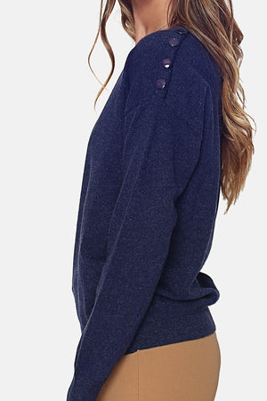 Pullover mit V-Ausschnitt, geschlossen durch eine Knopfleiste an der Schulter und langen Ärmeln