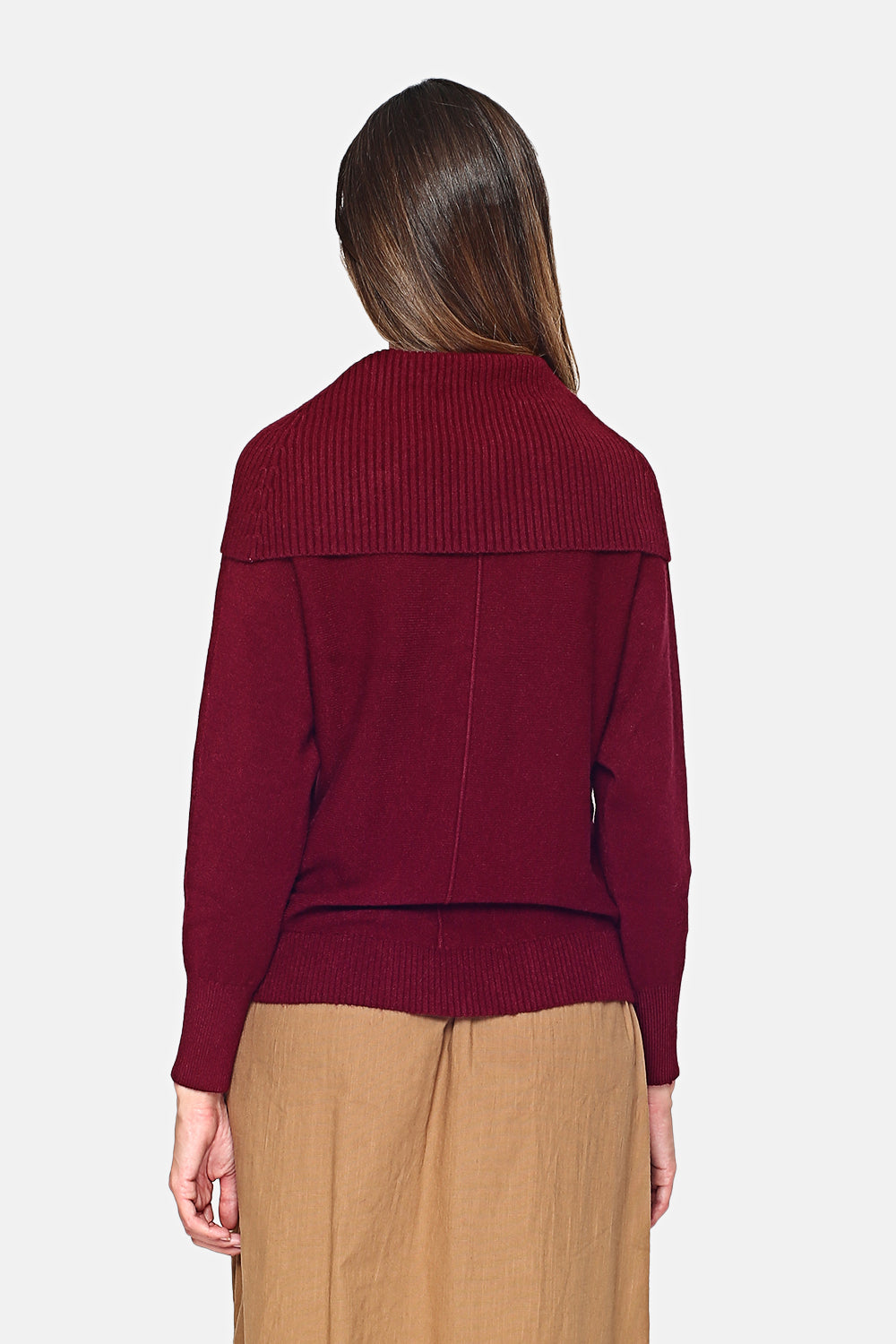 Nervous ball-neck sweater in front of batwing sleeves