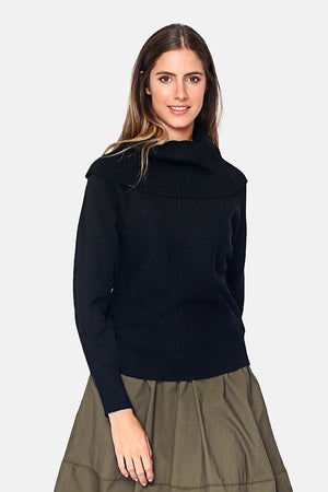 Nervous ball-neck sweater in front of batwing sleeves