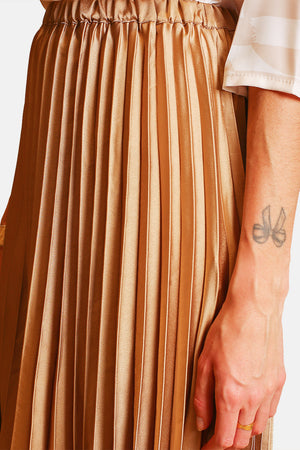 Pleated long skirt with elastic waist