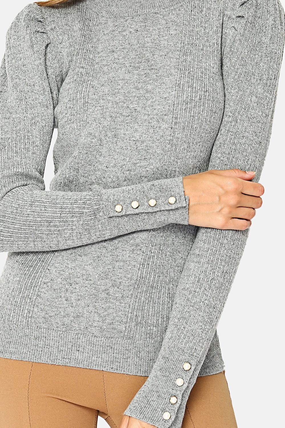 Leicht hochgeschlossener Pullover aus Feinstrick mit Knopfleiste am unteren Ärmelende