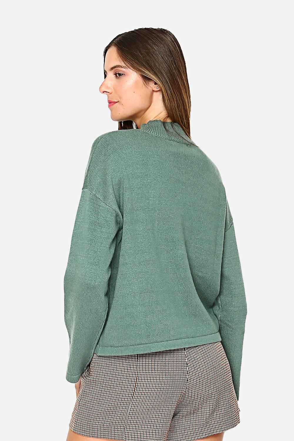 Pullover mit hohem Kragen und Knöpfen an den Ärmeln