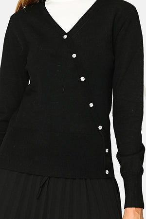 Pullover mit V-Ausschnitt, gekreuzt und mit ausgefallenen Knöpfen auf der Vorderseite